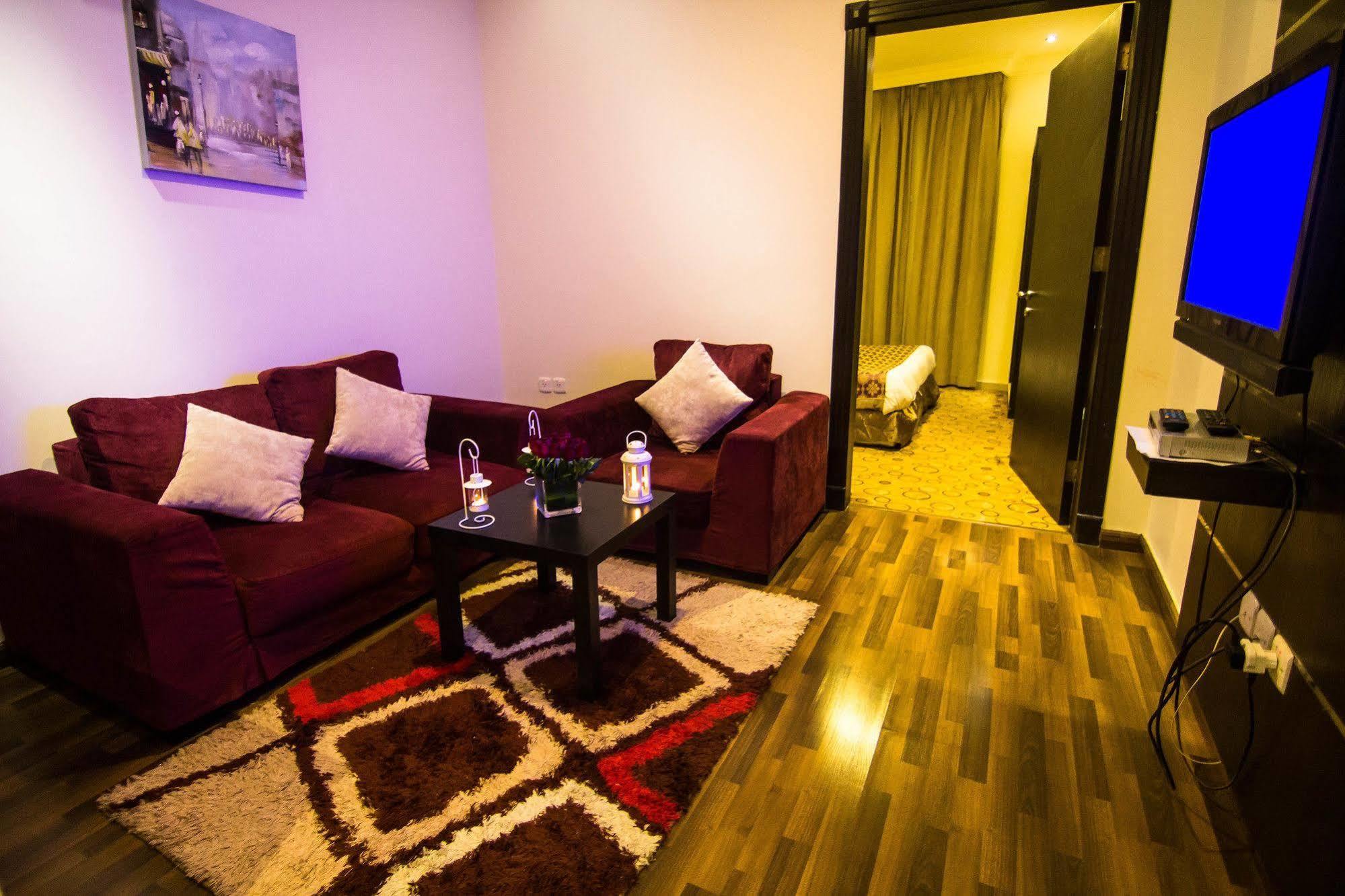 Al Makan Suites 101 By Al Azmy Ar Riyad Esterno foto