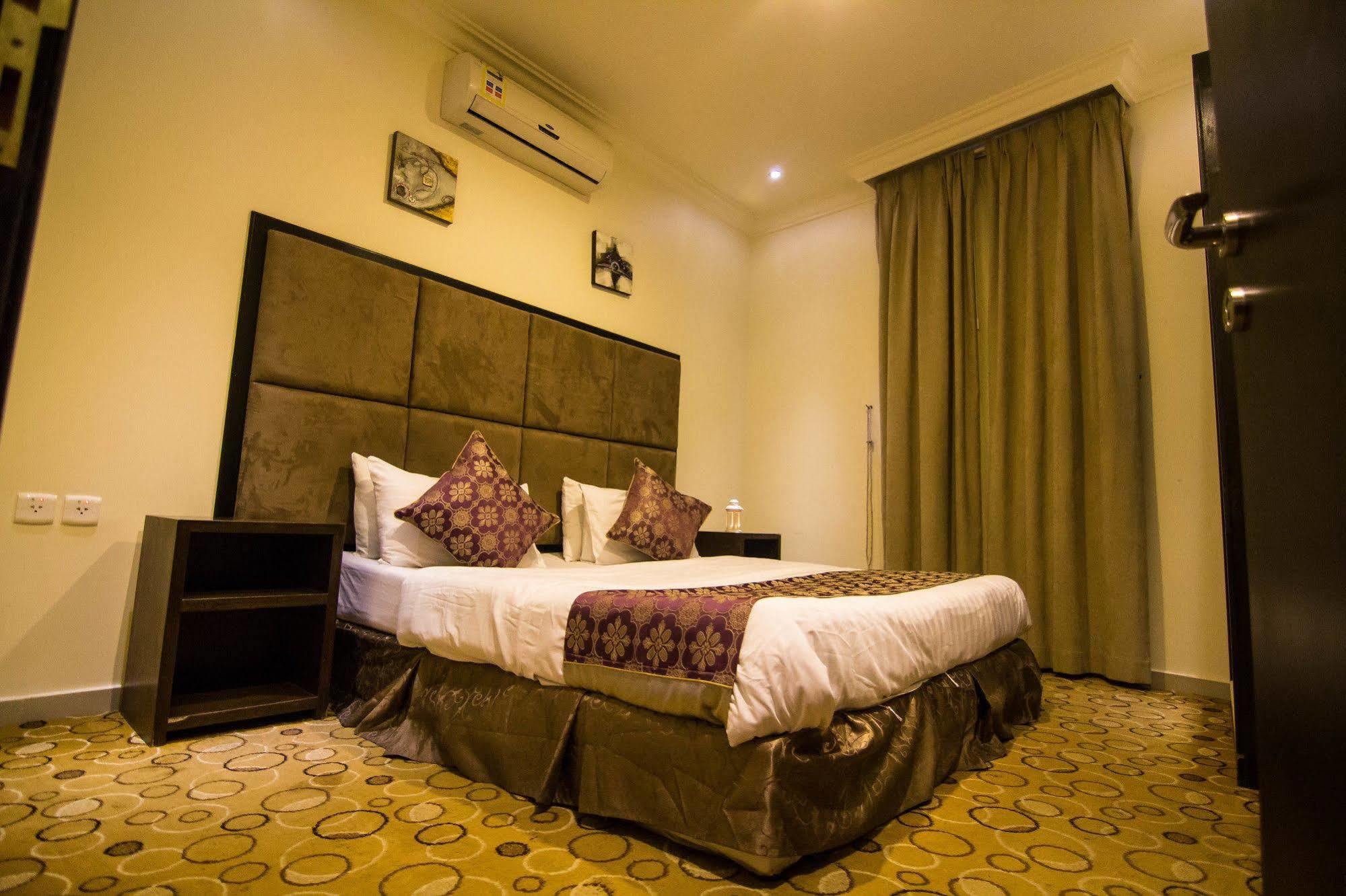 Al Makan Suites 101 By Al Azmy Ar Riyad Esterno foto